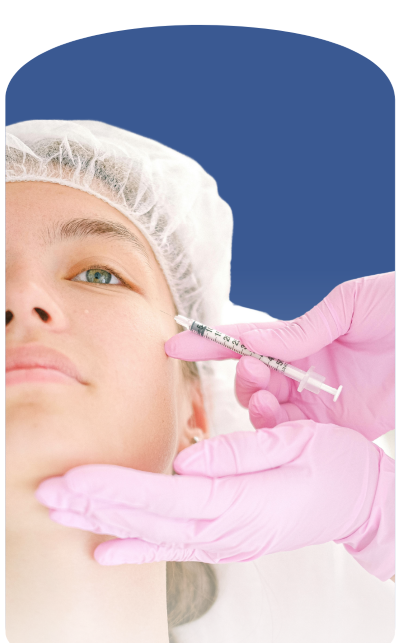 Eine Frau erhält eine Botox-Behandlung, welche bei der Augenpartie injiziert wird