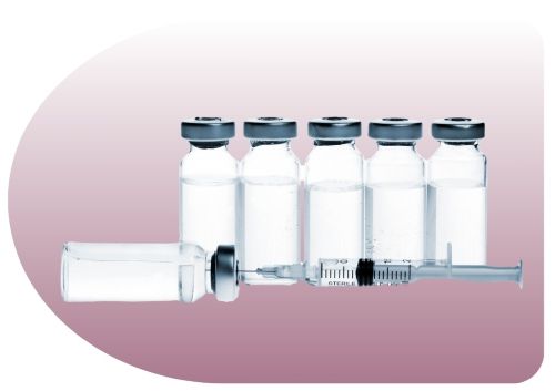 Einige Botoxfläschchen vor denen eine Spritze für die Behandlung liegt, welche in einer der Flaschen injiziert ist.