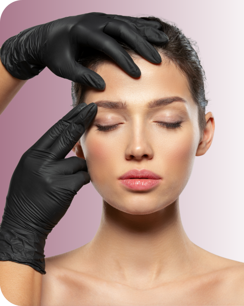 Eine Frau mit geschlossenen Augen wird vor der Faltenbehandlung mit Händen, die in schwarzen Handschuhen stecken, am Gesicht abgetatstet.